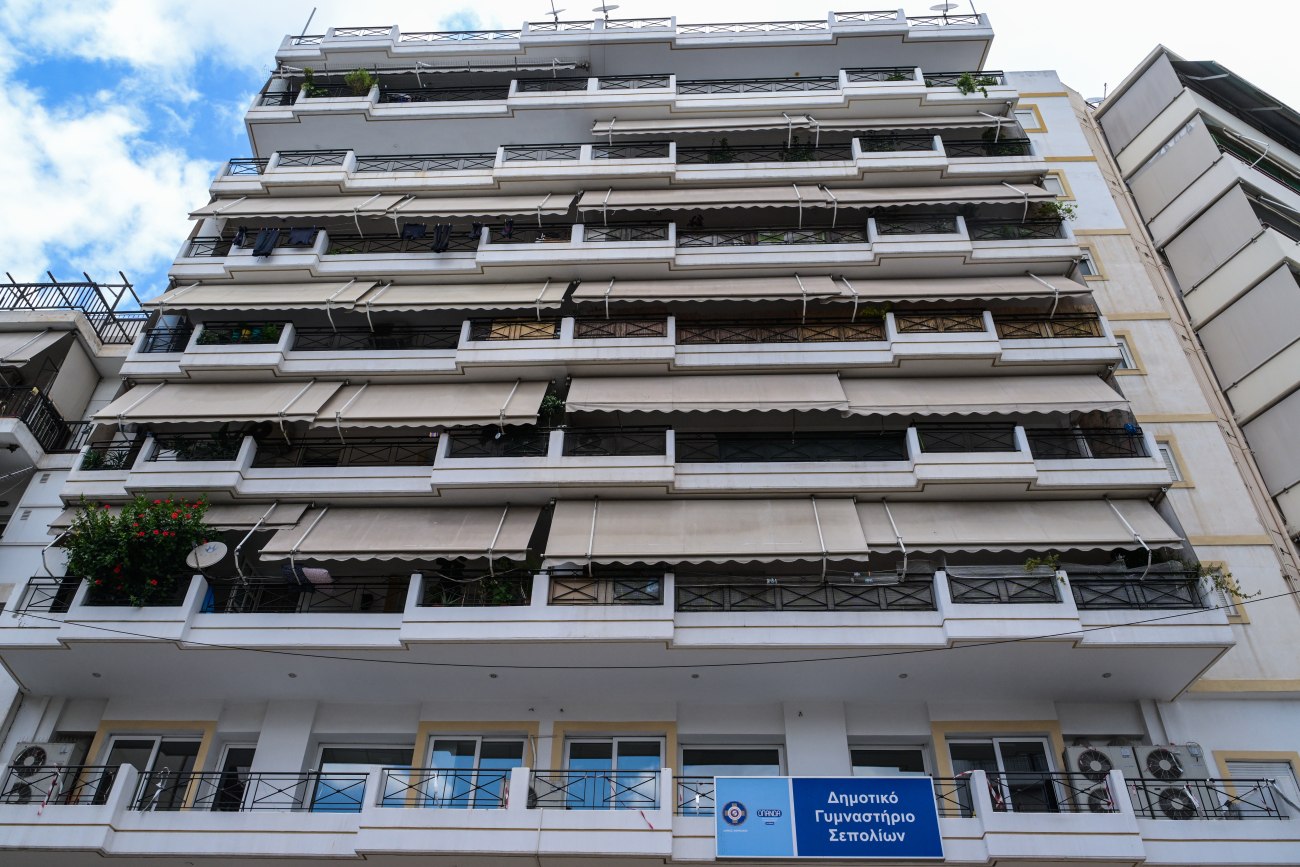 Σοκ στο Παλαιό Φάληρο: Εντοπίστηκαν κηλίδες αίματος στο δώμα της οικογένειας του 4χρονου κοριτσιού που βρέθηκε νεκρό