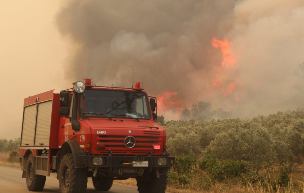 Φωτιά κοντά στα διόδια της Αττικής Οδού, ανάμεσα σε Κορωπί και Παιανία