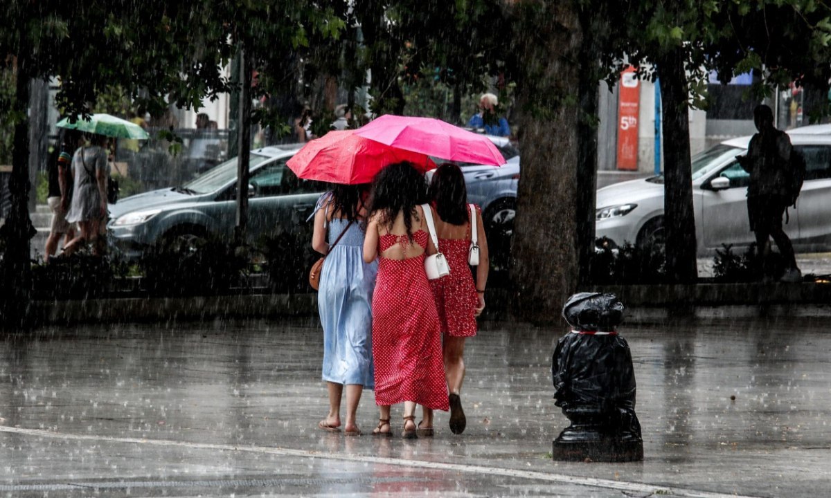 Καιρός: Θερμοκρασίες έως 36 βαθμούς και τοπικές βροχές μετά το μεσημέρι, περιοχές με πιθανές καταιγίδες