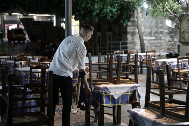 Διακοπές με ταπεράκι και σούπερ μάρκετ: Ο αντίκτυπος της ακρίβειας και του Airbnb στην εστίαση