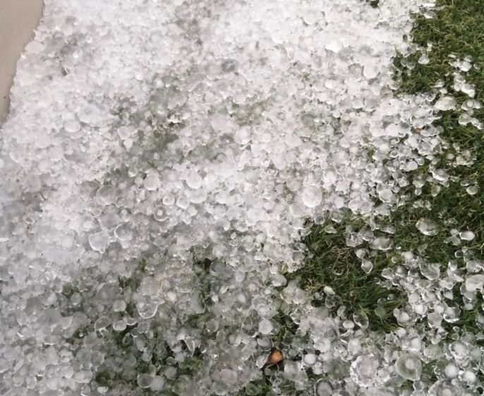 Τρίκαλα: Ισχυρή κακοκαιρία με χαλάζι και δυνατούς ανέμους προκαλεί ζημιές