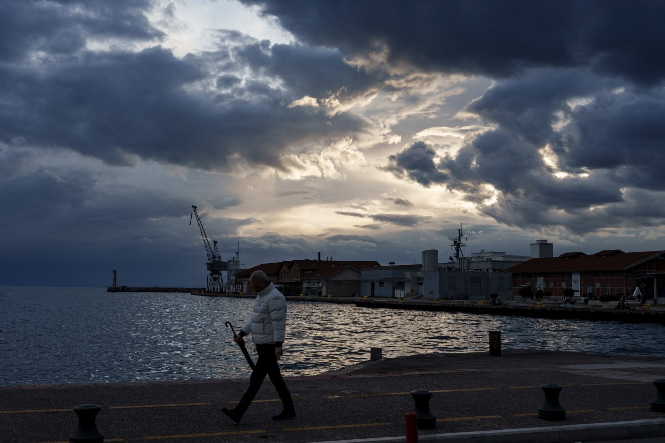 Καιρός: Επικίνδυνο σύμπλεγμα καταιγίδων και κεραυνοί στον Θερμαϊκό – Προειδοποίηση για επτά περιοχές