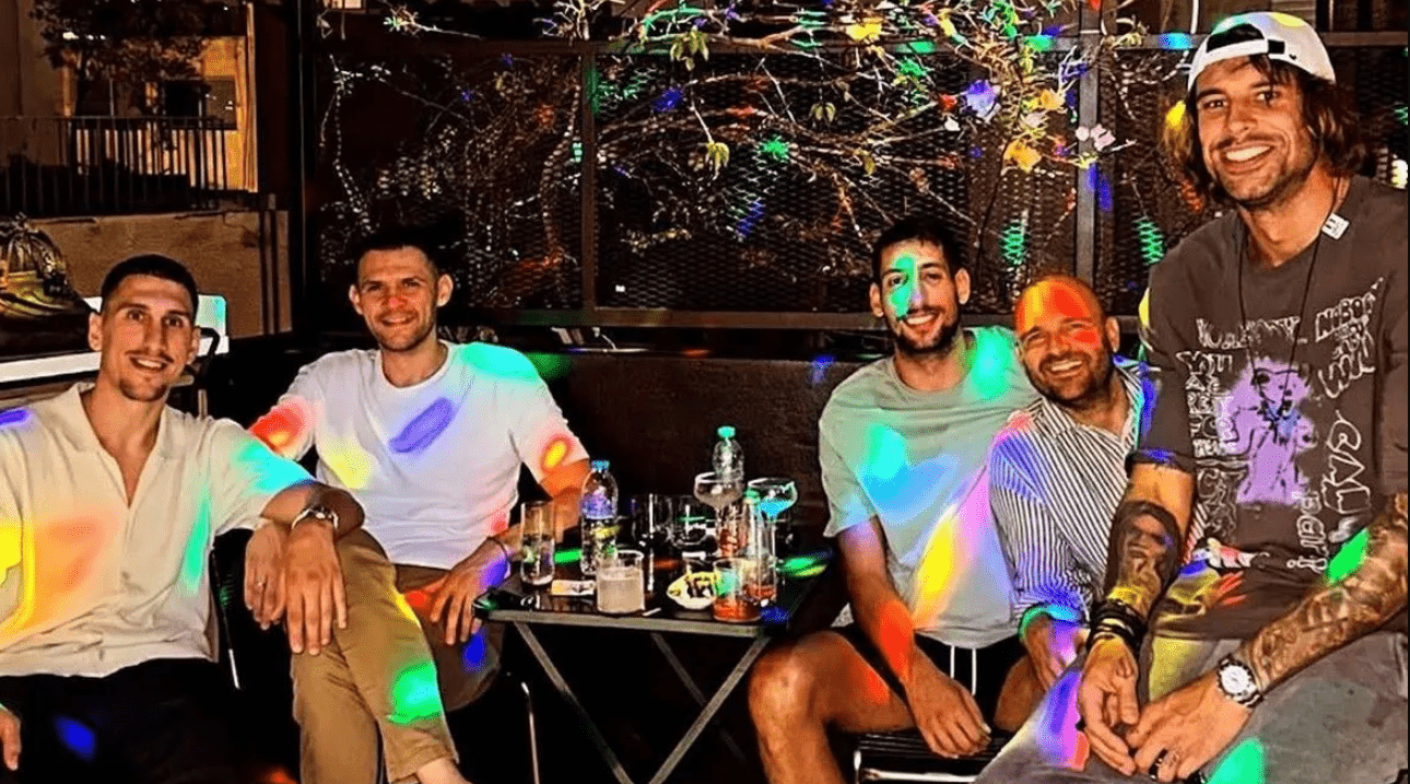 Στιγμές χαλάρωσης με την παρέα του Ολυμπιακού: Λαρεντζάκης, Παπανικολάου και Πρίντεζης