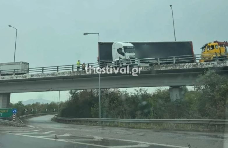 Θεσσαλονίκη: Νταλίκα ανατράπηκε στην ΠΑΘΕ χωρίς να τραυματιστεί ο οδηγός