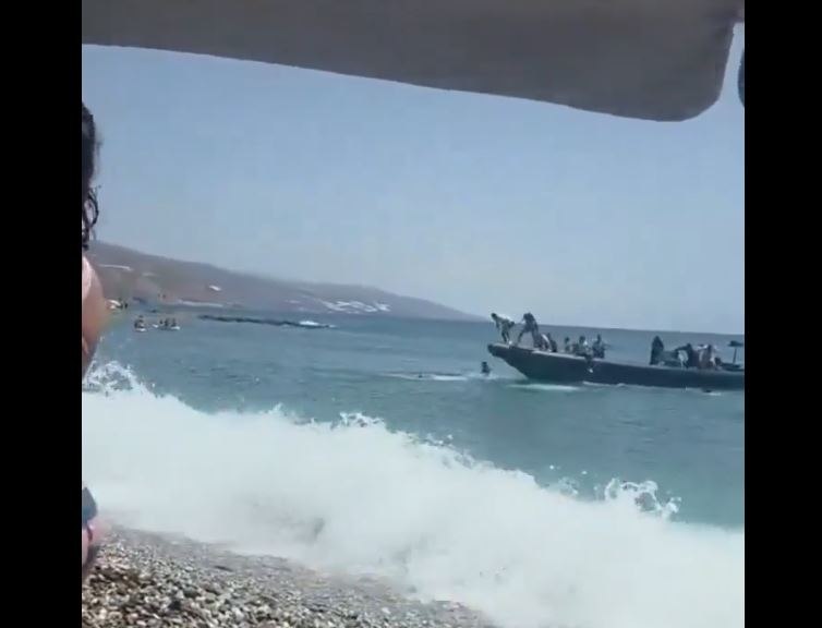 Ισπανία: Σοκαριστικό περιστατικό με λουόμενους να κυνηγούν μετανάστες σε παραλία