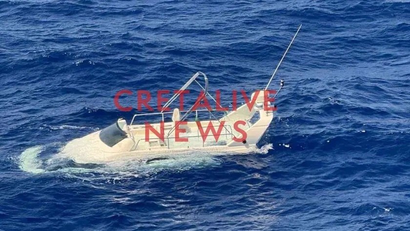 Σκάφος γνωστού Έλληνα ποινικολόγου προσάραξε σε ξέρα στη Σαντορίνη