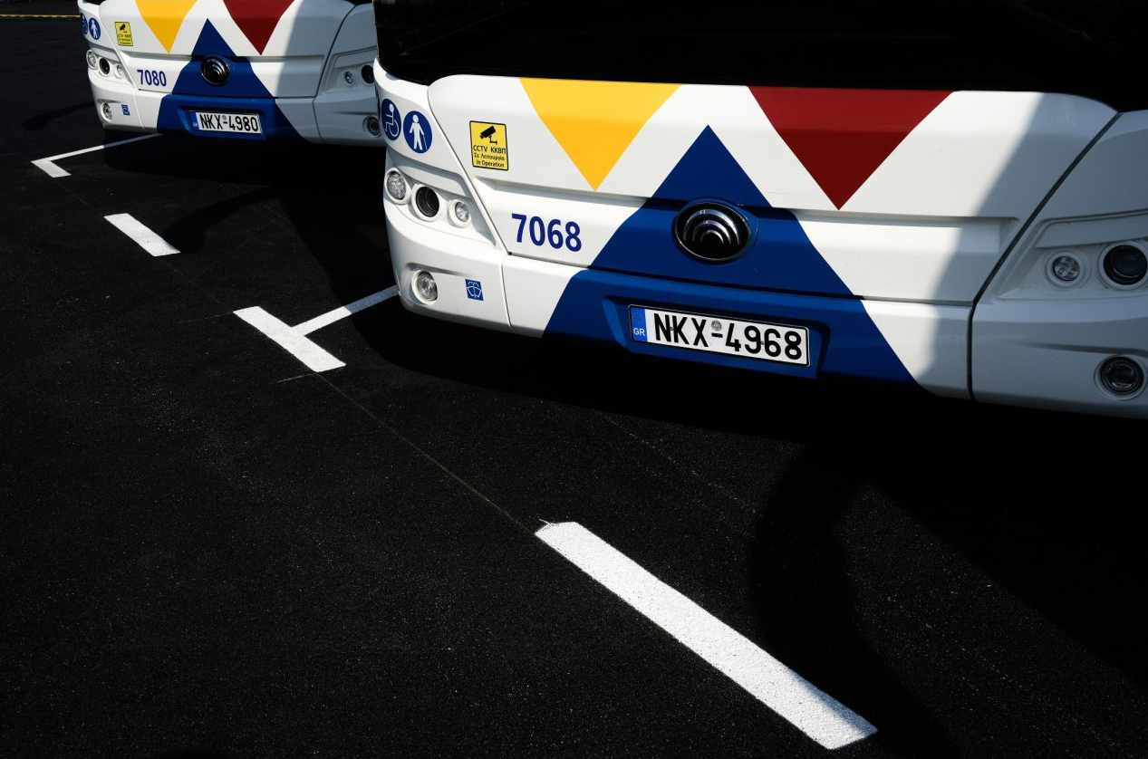 Θεσσαλονίκη: Νεαροί επιτίθενται με νερόβομβες σε αστικό λεωφορείο (βίντεο)