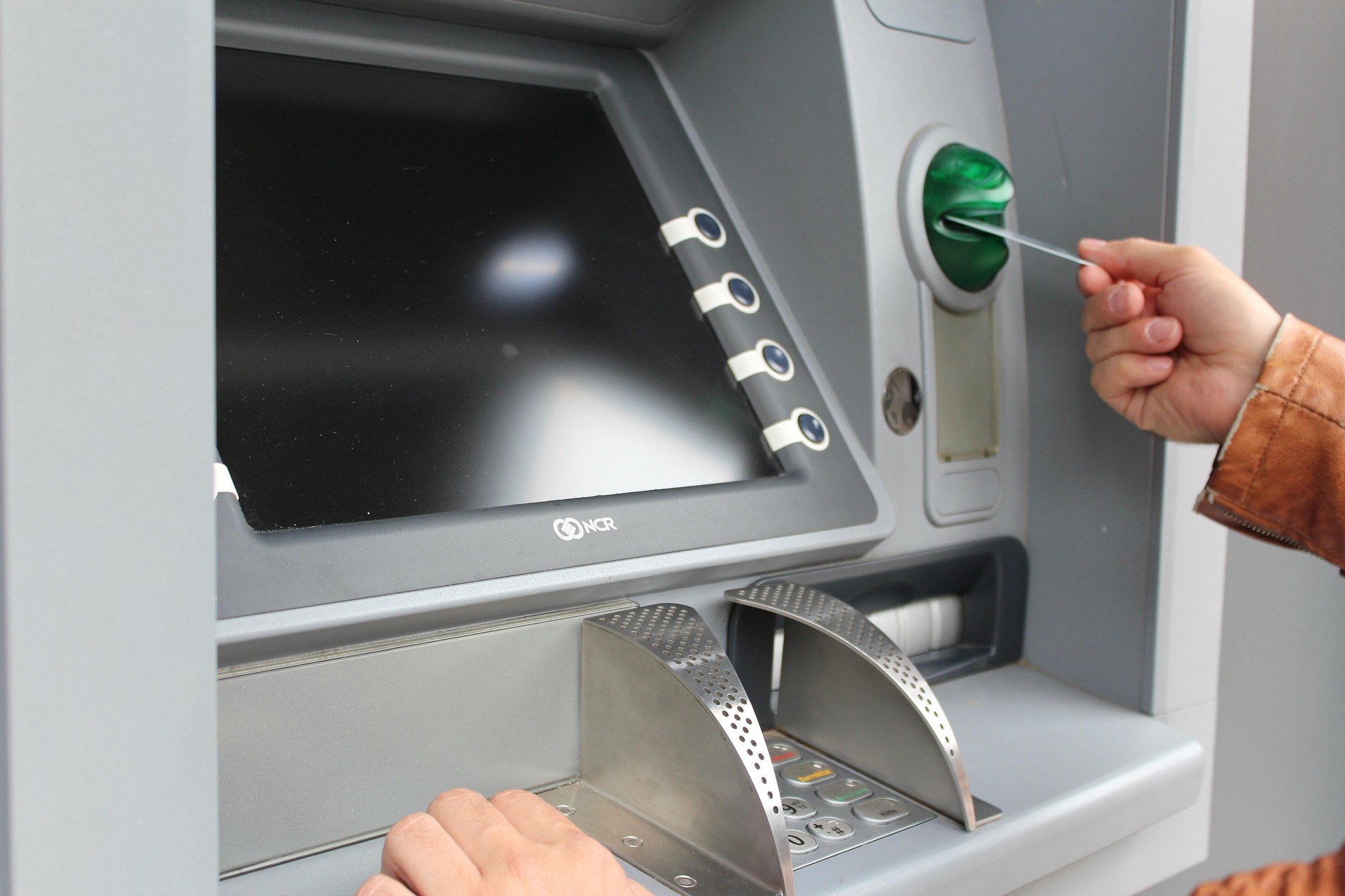 ΑΤΜ: Ξεκινά την ερχόμενη Δευτέρα η κατάργηση χρεώσεων – Πλαφόν σε συγκεκριμένες συναλλαγές