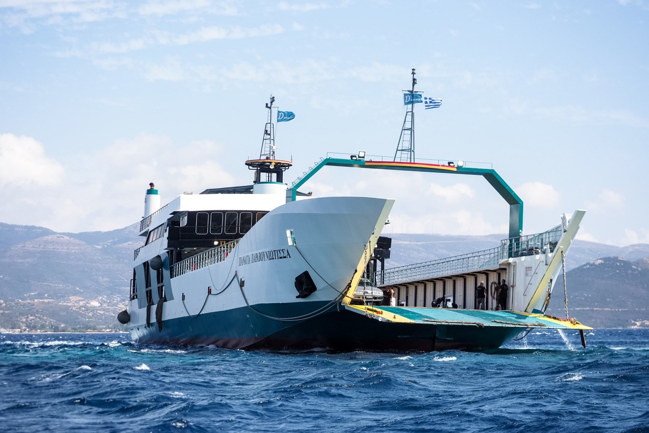 Νέα Στύρα: Ακινητοποιημένο το φέρι μποτ που προσάραξε σε ξέρα, μηνύσεις από επιβάτες