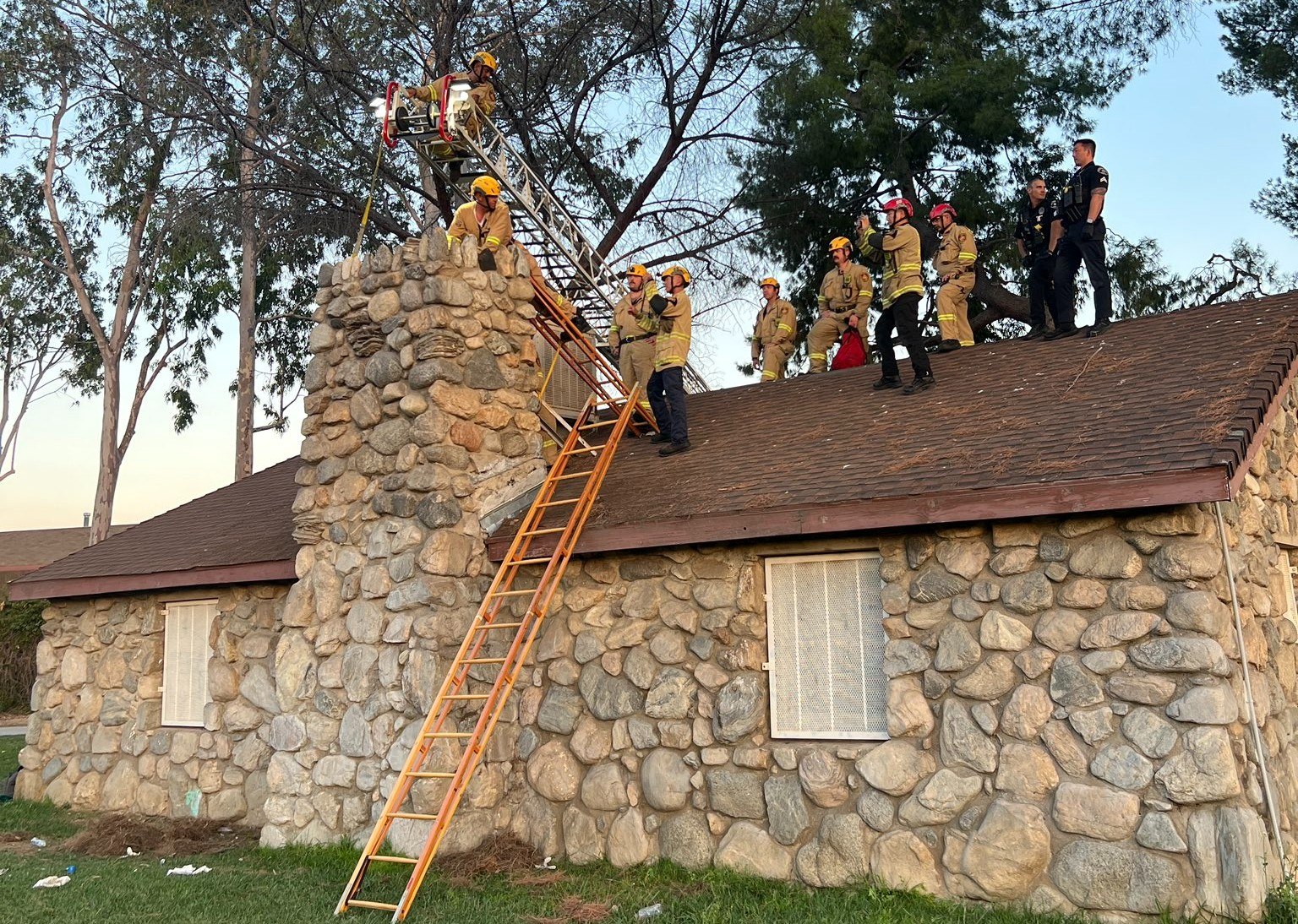 ΗΠΑ: Δραματική επιχείρηση διάσωσης 30χρονης από καμινάδα δημοτικού κτιρίου