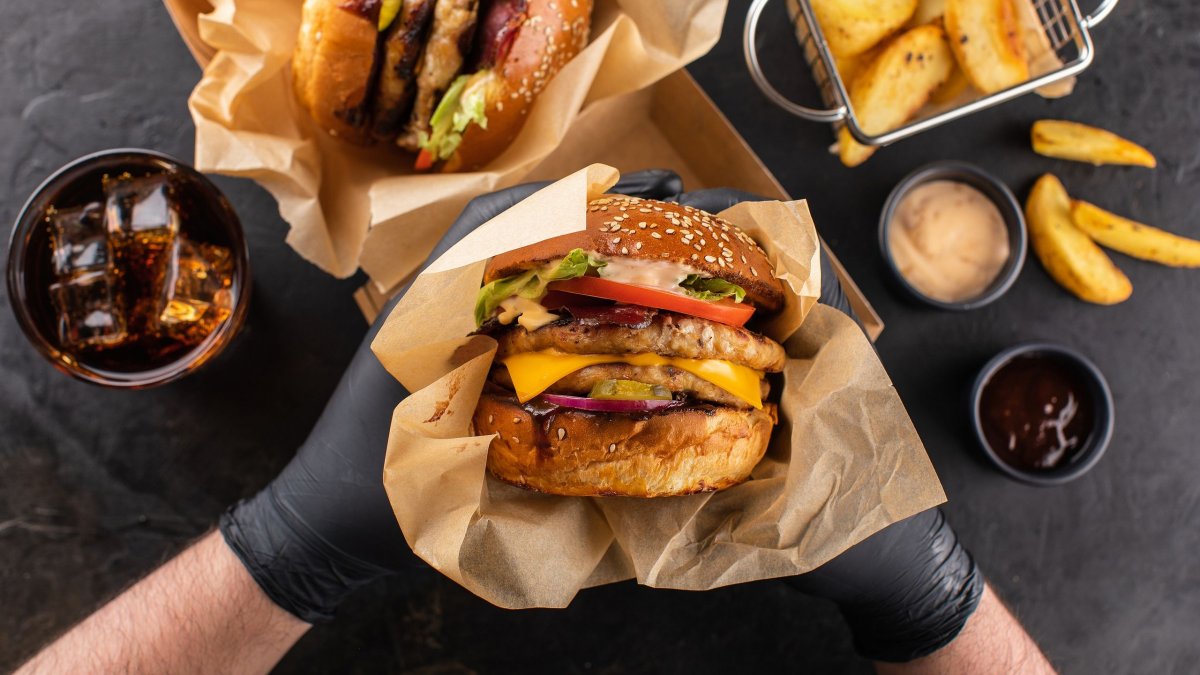 Η ακρίβεια πλήττει το fast food: γρήγορο, αλλά όχι φθηνό