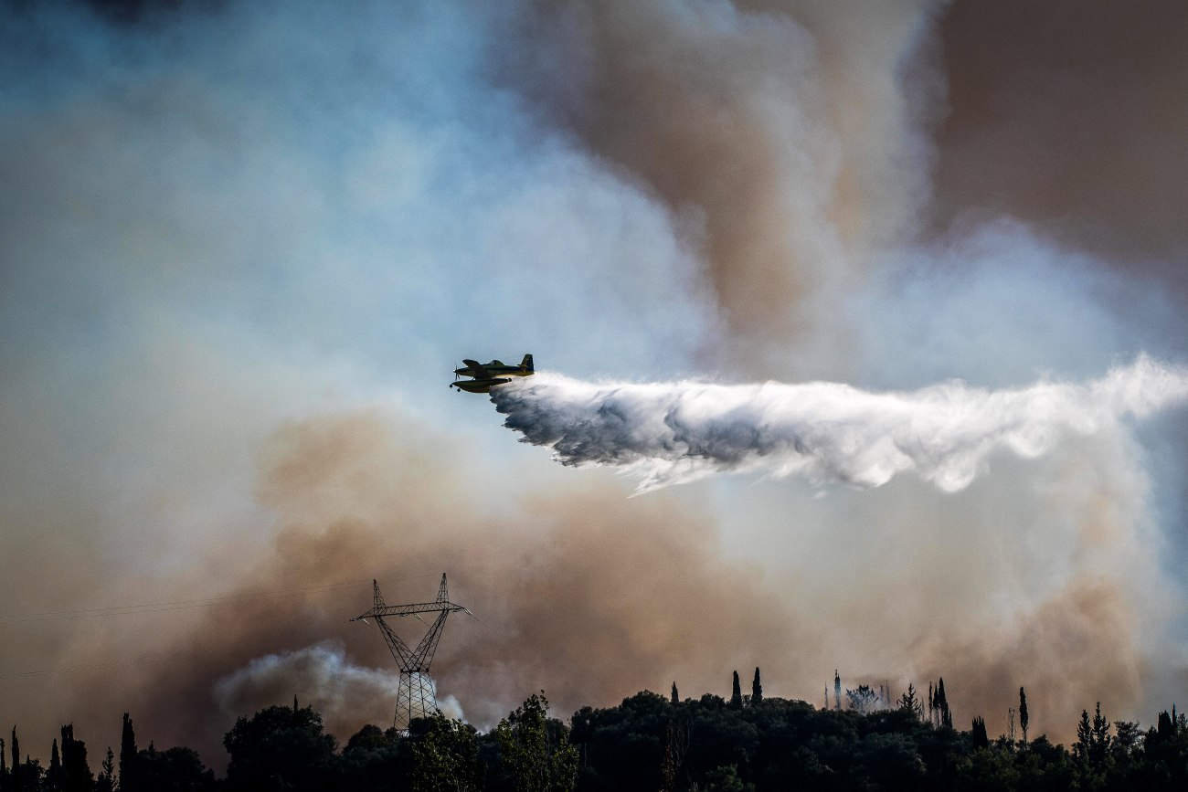 Πυρκαγιά που καταστρέφει στην Κερατέα: Συστάσεις για εκκενώσεις και δραματική κατάσταση