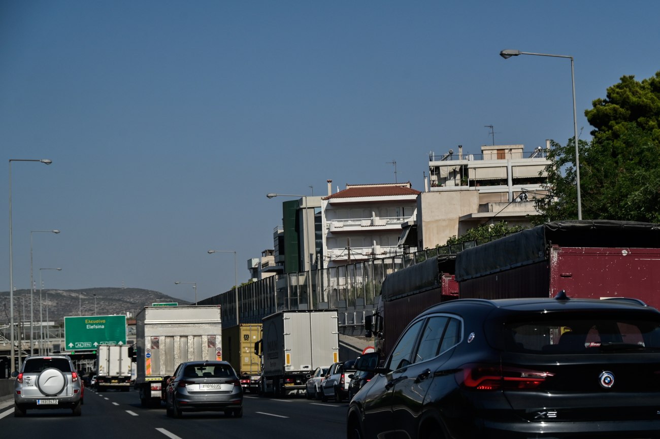 Σοβαρό τροχαίο ατύχημα στην Αττική οδό προς Ελευσίνα – Κλειστή η αριστερή λωρίδα