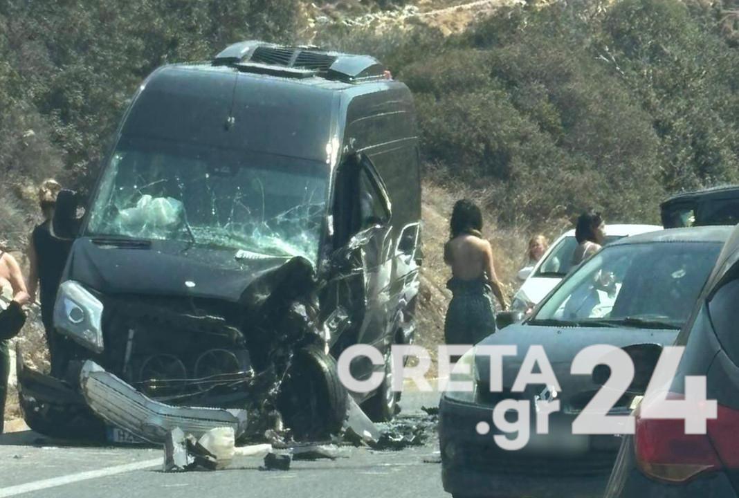 Ηράκλειο: Σφοδρή σύγκρουση βαν στον ΒΟΑΚ, οκτώ τραυματίες, ο ένας σοβαρά