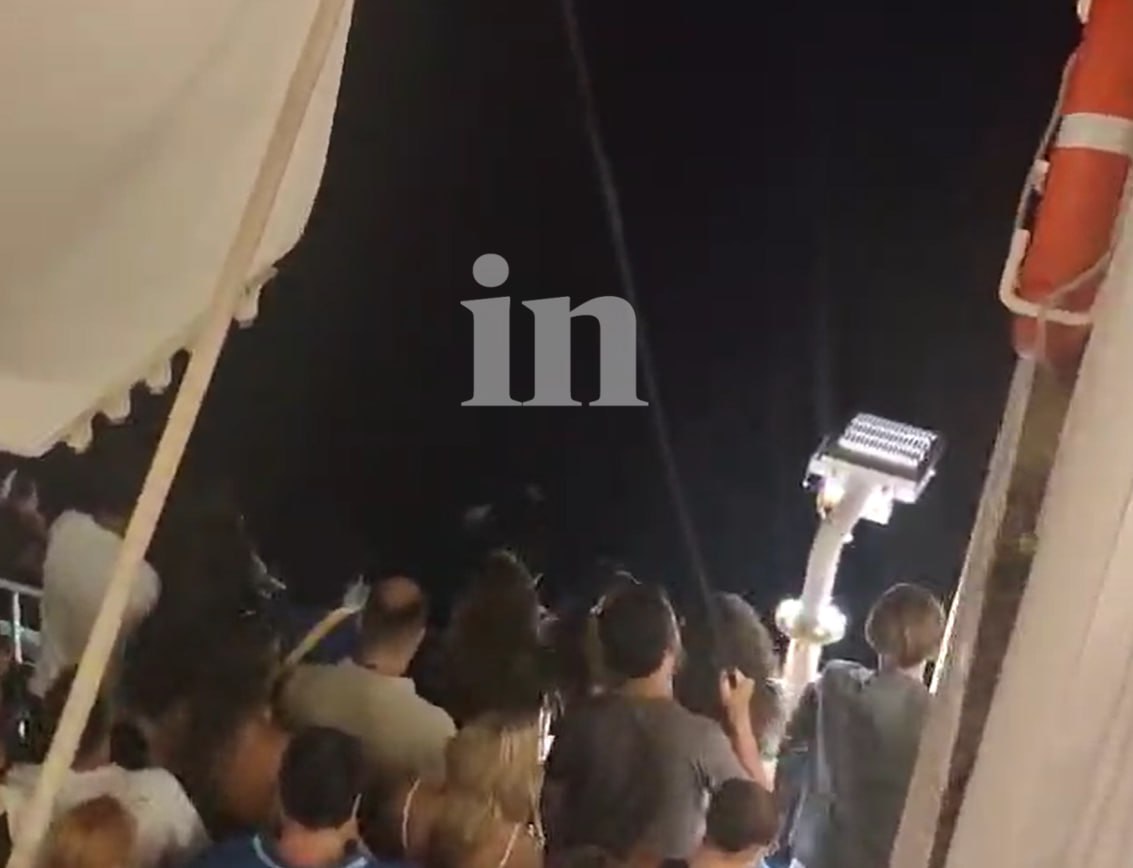 Διάσωση σκάφους που βυθίζεται στο Αιγαίο – Φωτογραφίες από την επιχείρηση