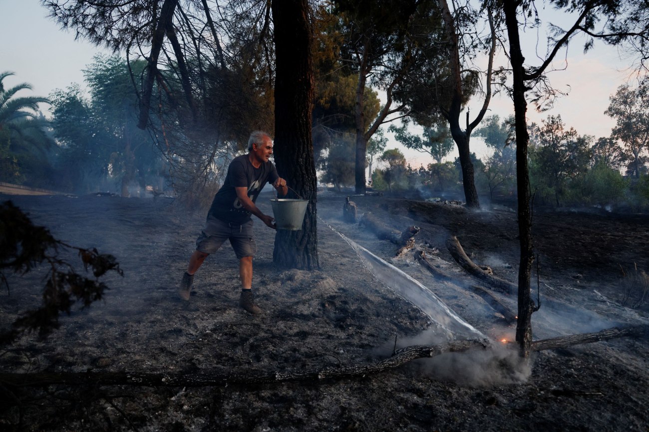 Ισπανία: Στον κλοιό της φωτιάς, περισσότεροι από 1.400 άνθρωποι εγκατέλειψαν τα σπίτια τους