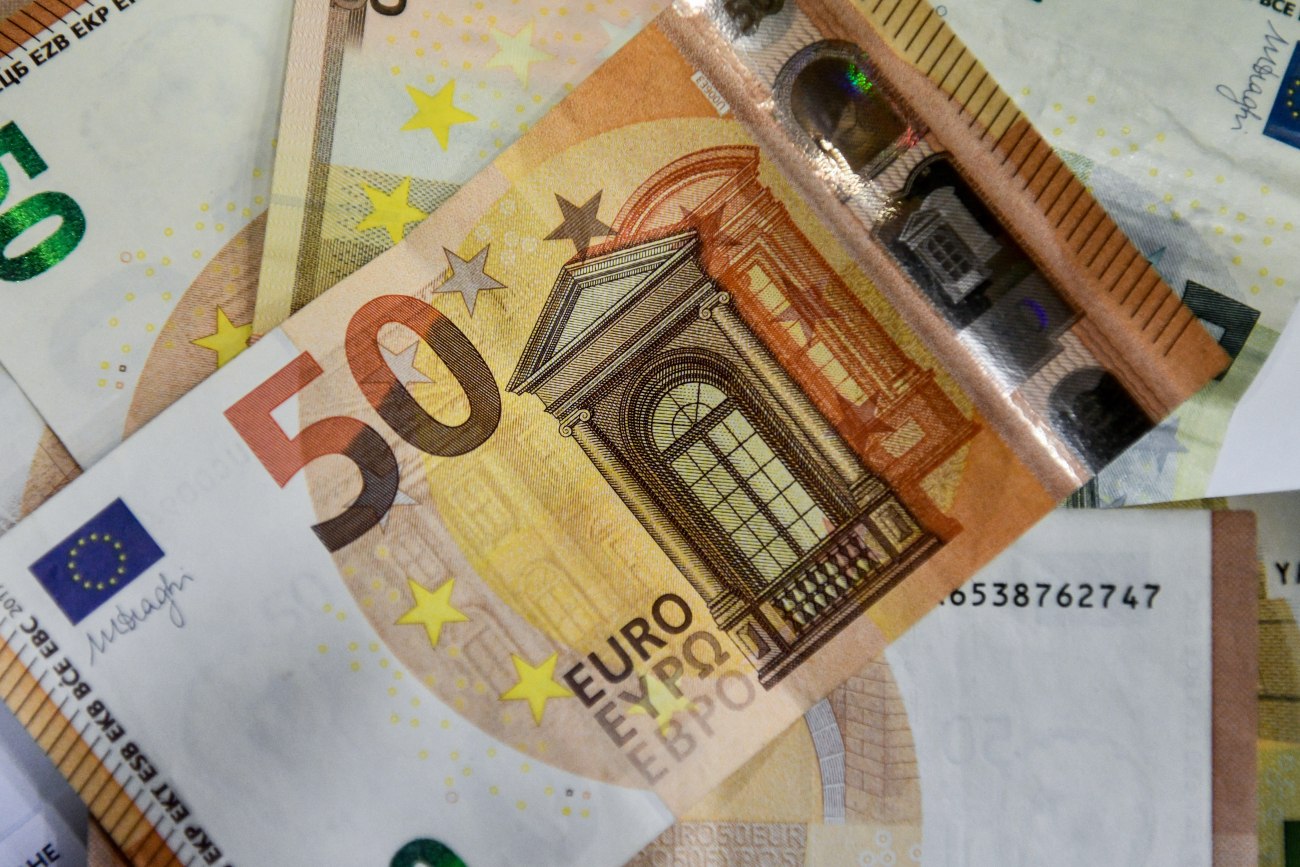 Παγώνουν οι τόκοι για ληξιπρόθεσμες οφειλές στην εφορία έως το 2027