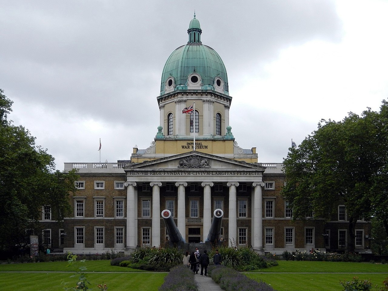 Σφοδρή κριτική για τη λεζάντα του Imperial War Museum: Ιστορικοί καταγγέλλουν ιστορική ανακρίβεια στην έκθεση για το Ολοκαύτωμα