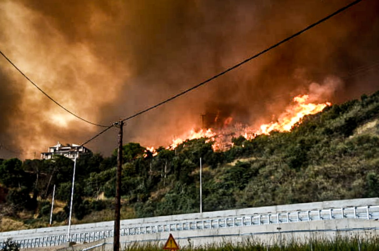 Πυρκαγιές: Η δράση των υγειονομικών μονάδων του ΕΚΑΒ στο πεδίο