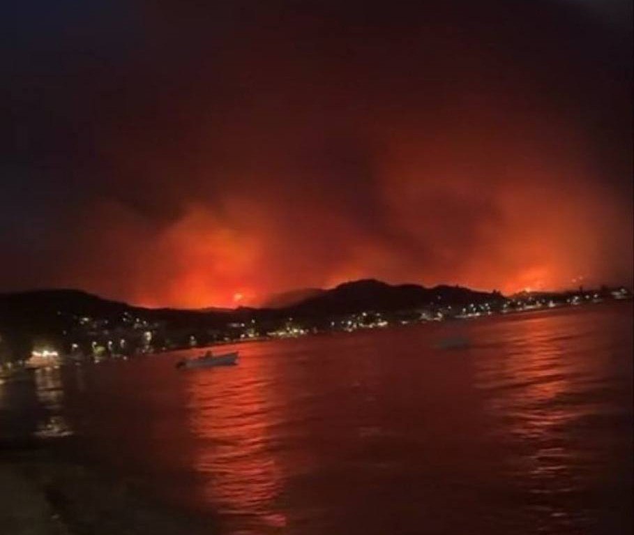 Δραματική κατάσταση στη Χίο: Εκτός ελέγχου η πύρινη απειλή κοντά σε κατοικίες και επιχειρήσεις