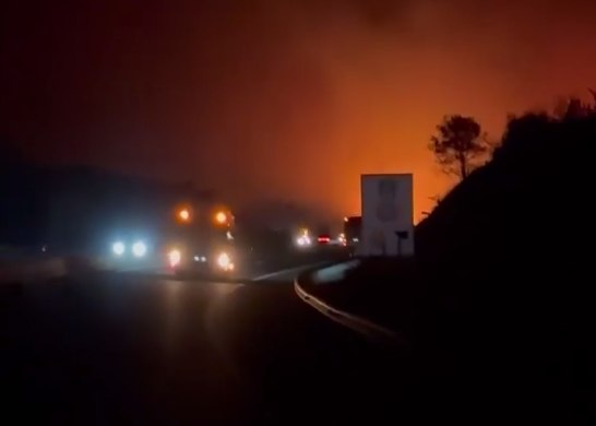 Η εθνική οδός Ιωαννίνων-Άρτας παραμένει ανοιχτή κατά τη διάρκεια της πυρκαγιάς – Φορτηγά και λεωφορεία αναγκάστηκαν σε οπισθοχώρηση 3 χιλιομέτρων