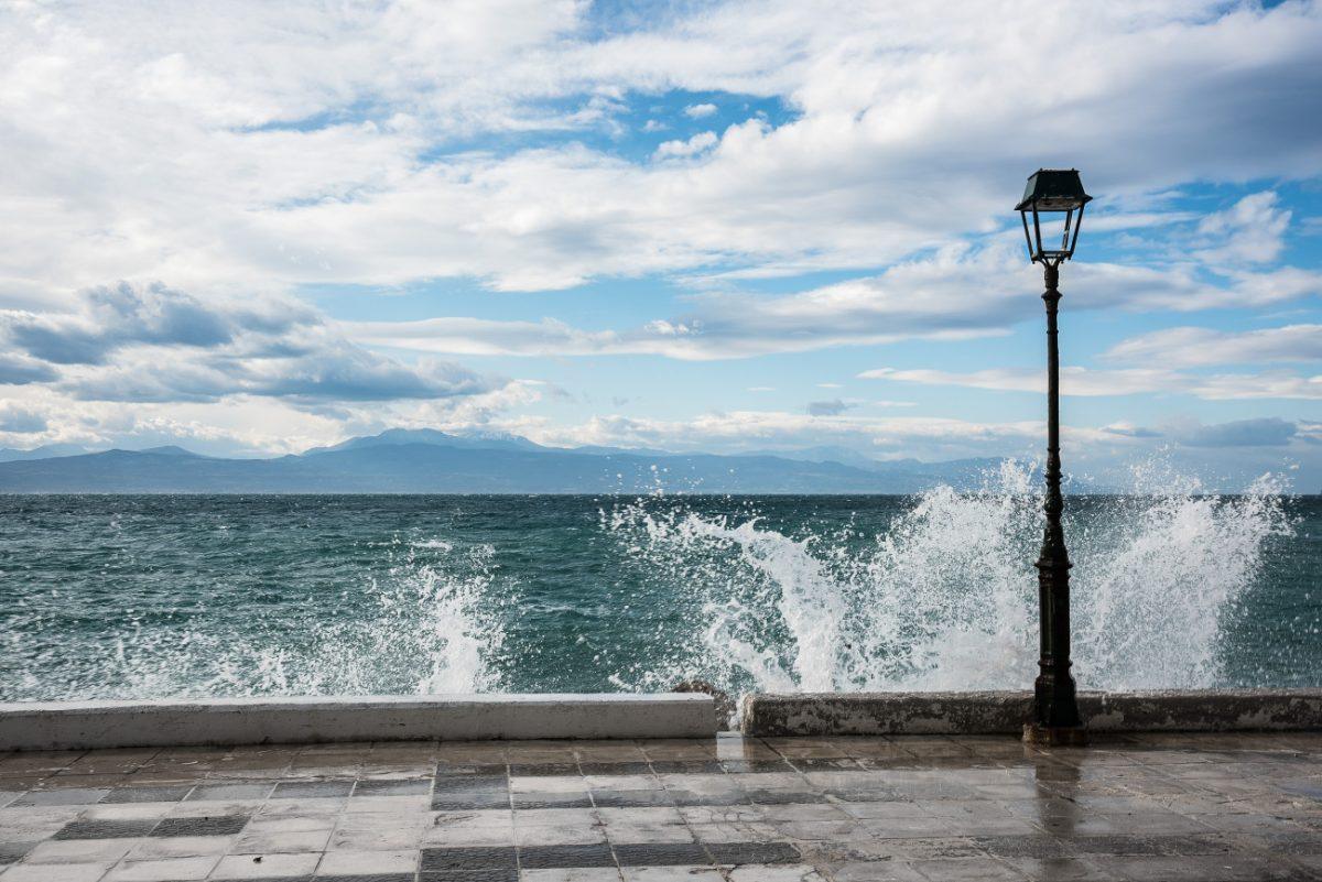 Καιρός: Ισχυροί άνεμοι και σήμερα, πότε θα υποχωρήσουν τα μελτέμια