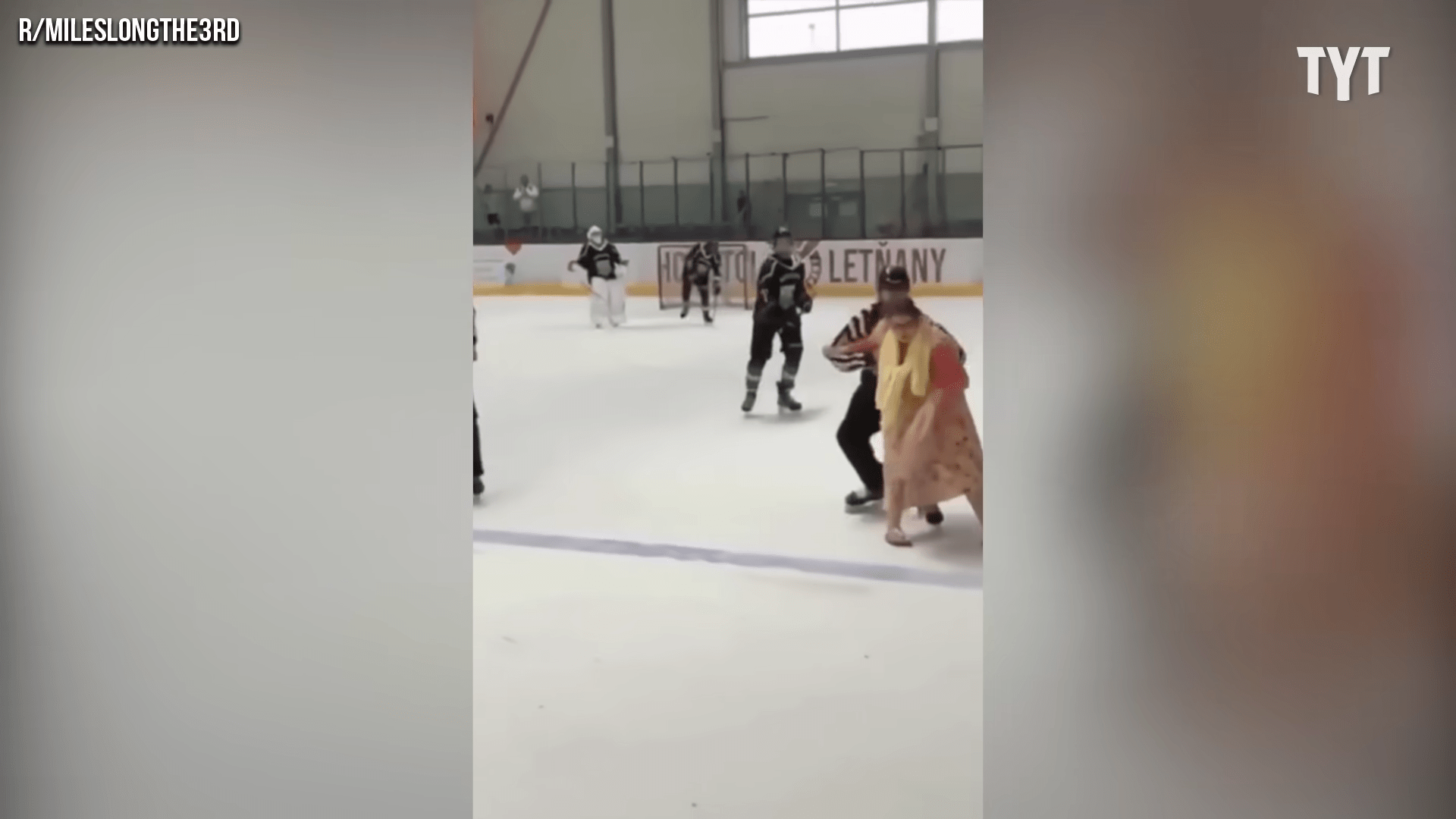Απίστευτο: Μητέρα παίκτη χόκεϊ εισβάλλει σε αγώνα για να διαμαρτυρηθεί στον διαιτητή (vid)