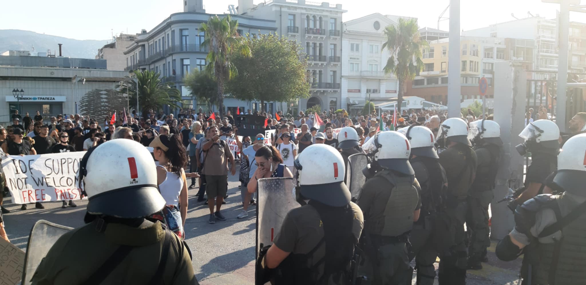 Βόλος: Εντυπωσιακή υποδοχή για το ισραηλινό Crown Iris με ισχυρή αστυνομική παρουσία και χρήση κρότου λάμψης