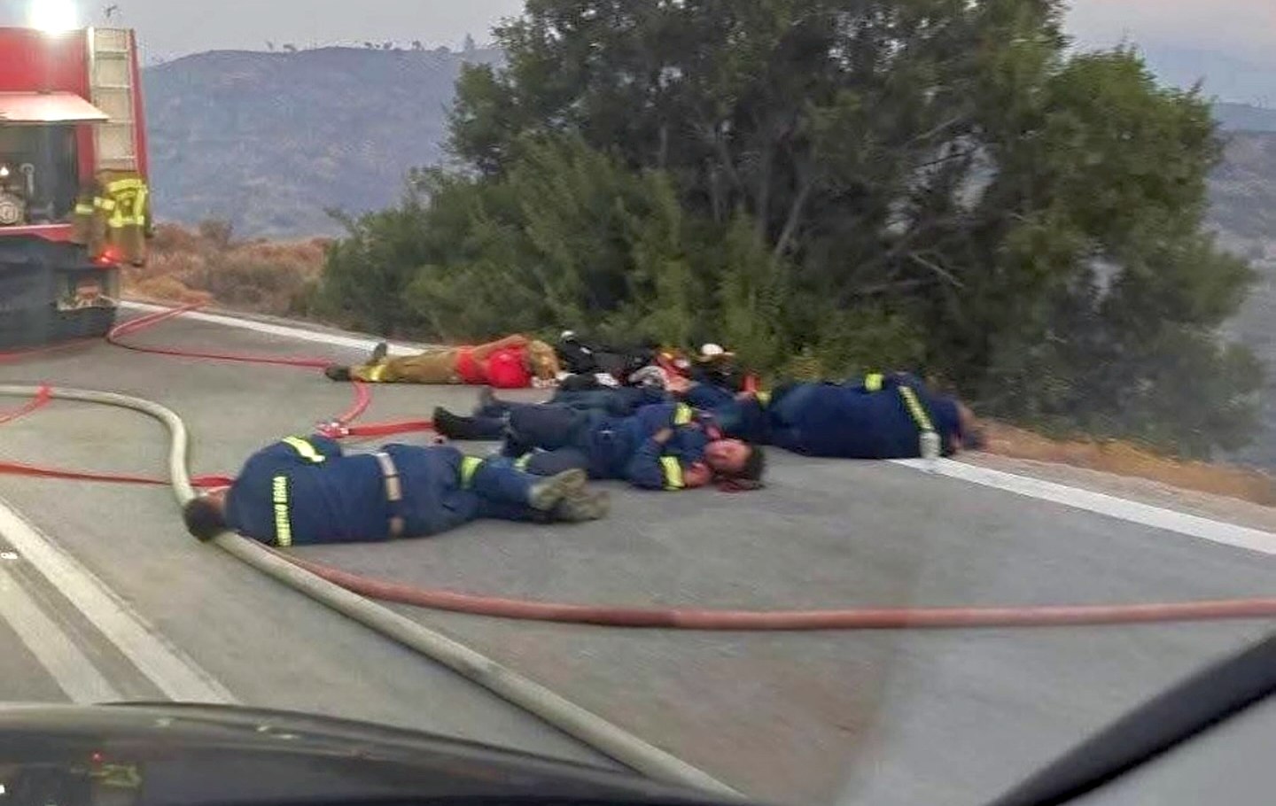 Εικόνα συγκίνησης: πυροσβέστες εξαντλημένοι στη μέση του δρόμου από τη φωτιά στη Χίο