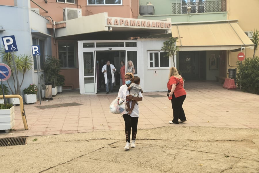 Φωτιά στην Πάτρα: Εκκενώνονται το Καραμανδάνειο και το Κωνσταντοπούλειο γηροκομείο