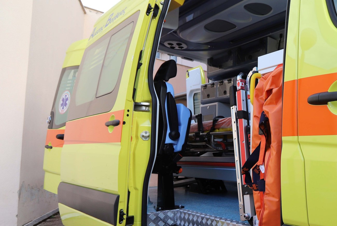 Πυροσβεστικό όχημα συγκρούεται με ΙΧ στην Κερατέα – Νεκρή 61χρονη