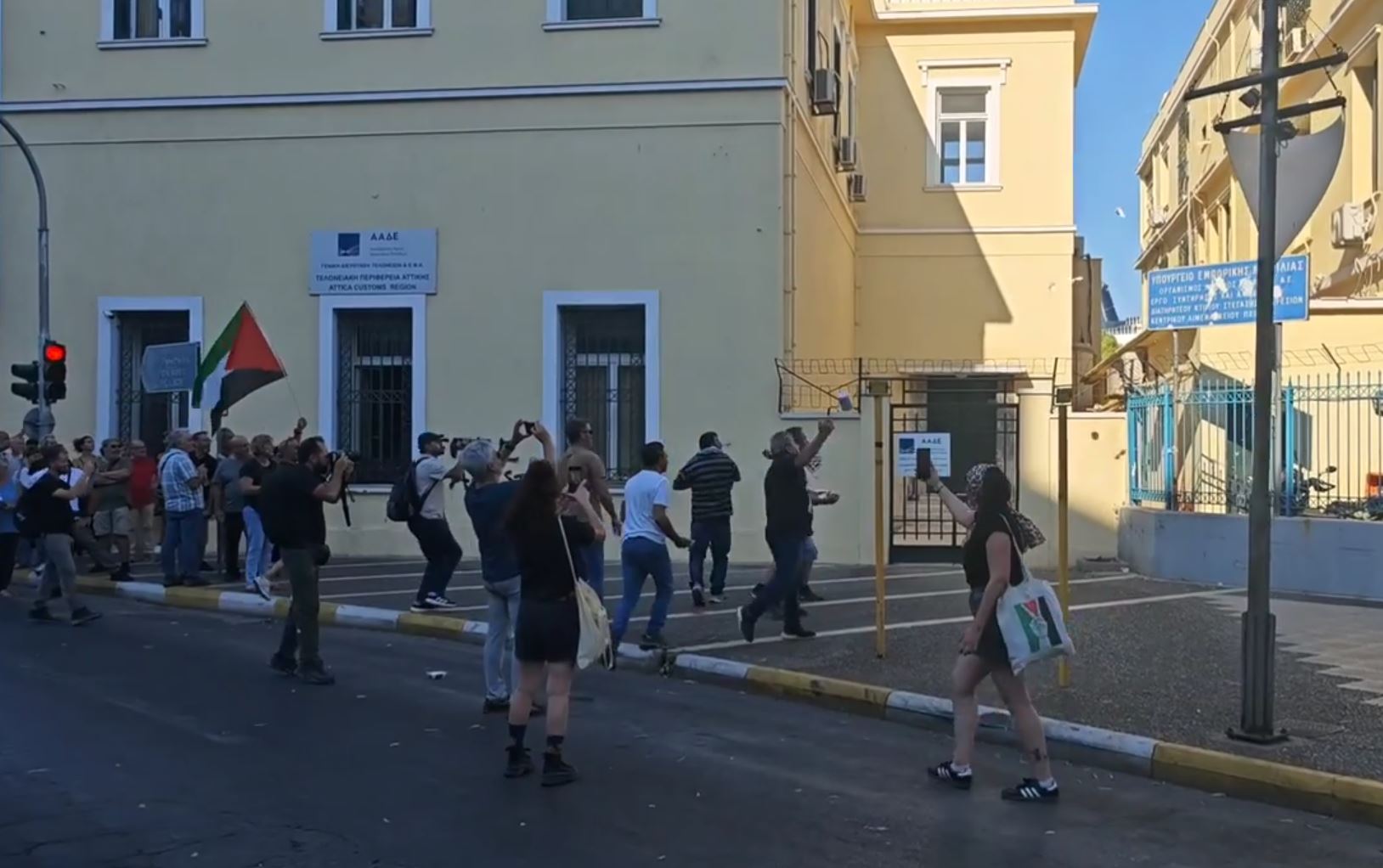 Πειραιάς: Αντιδράσεις και γιαούρτια στο Λιμεναρχείο μετά την πορεία
