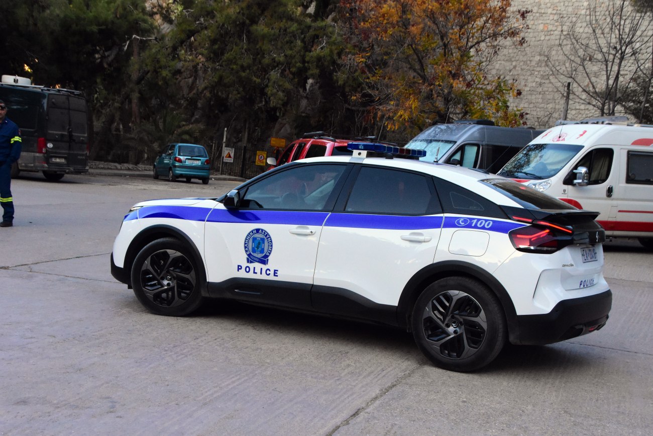 Επιχείρηση της ΕΛ.ΑΣ στη Δυτική Αττική: Επτά συλλήψεις για ναρκωτικά και όπλα