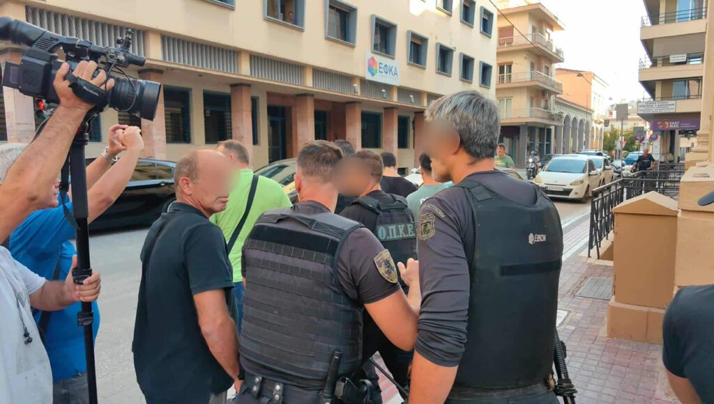 Προπηλακισμός και ένταση στην Πάτρα: Συλλήψεις για τον εμπρησμό στα Συχαινά
