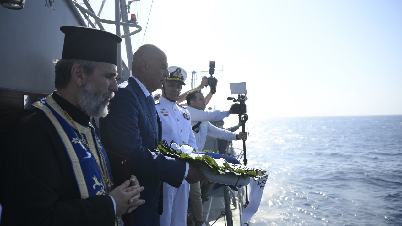 Δένδιας: Τελετή μνήμης για τους πεσόντες του Έλλη στην Τήνο