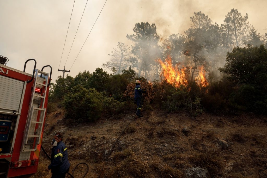 Φωτιά στην Αργολίδα: Ενισχύσεις με εναέρια μέσα στη μάχη κατά της πυρκαγιάς