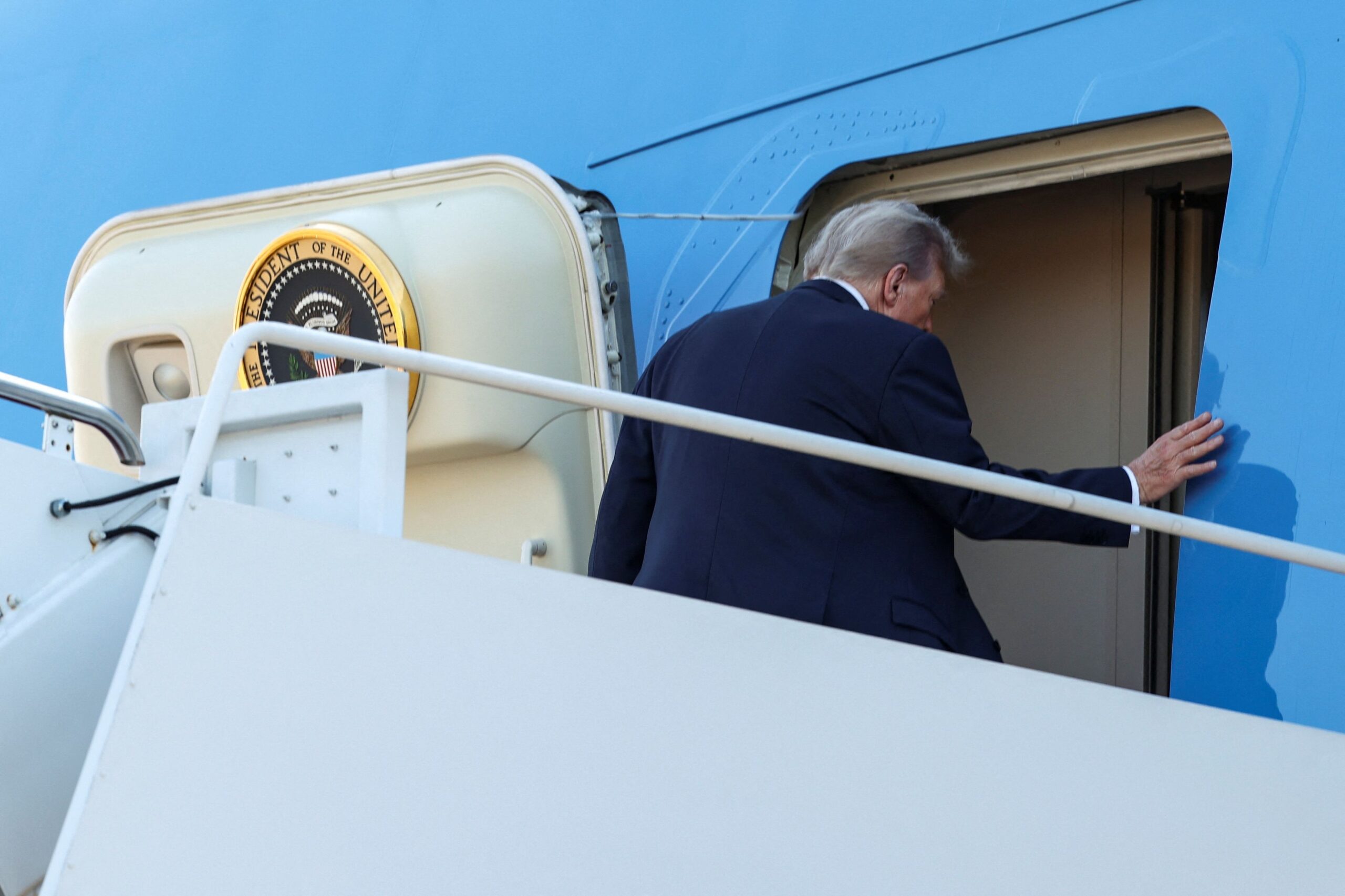 Η Ουκρανία θα κρίνει τις πιθανές εδαφικές ανταλλαγές με τη Ρωσία, δήλωση Τραμπ από το Air Force One