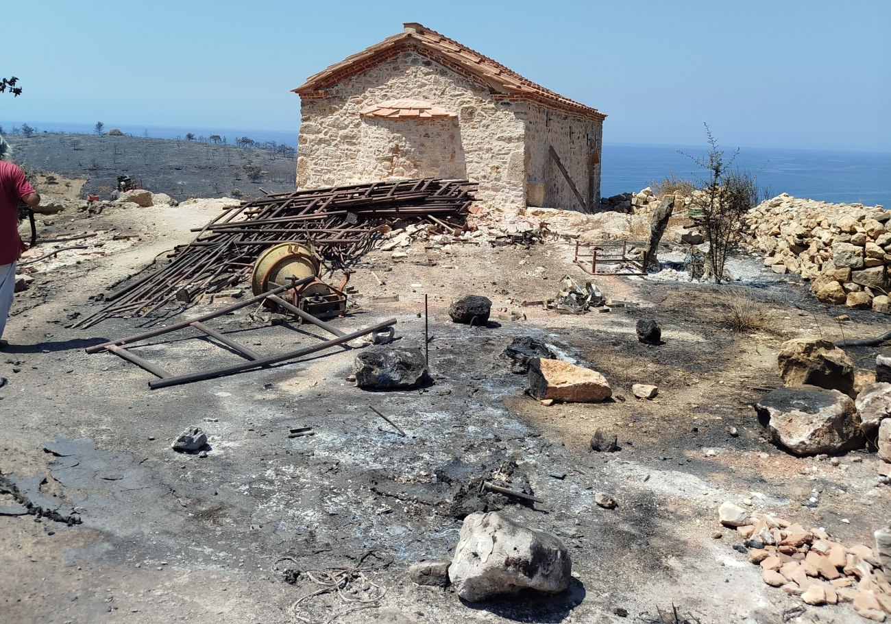 Χίος: Φωτιά και οι φθορές στον βυζαντινό ναό του Αγίου Γεωργίου και στο Κάστρο της Βολισσού