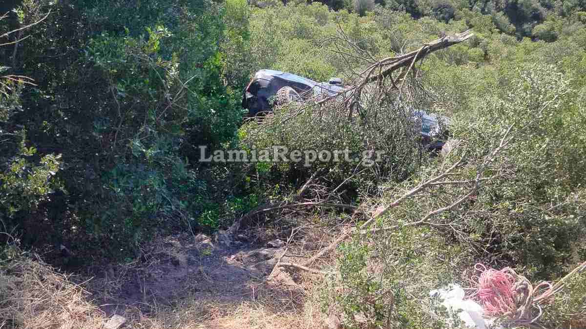 Φθιώτιδα: Διάσωση τριών επιβατών μετά από πτώση αυτοκινήτου σε γκρεμό