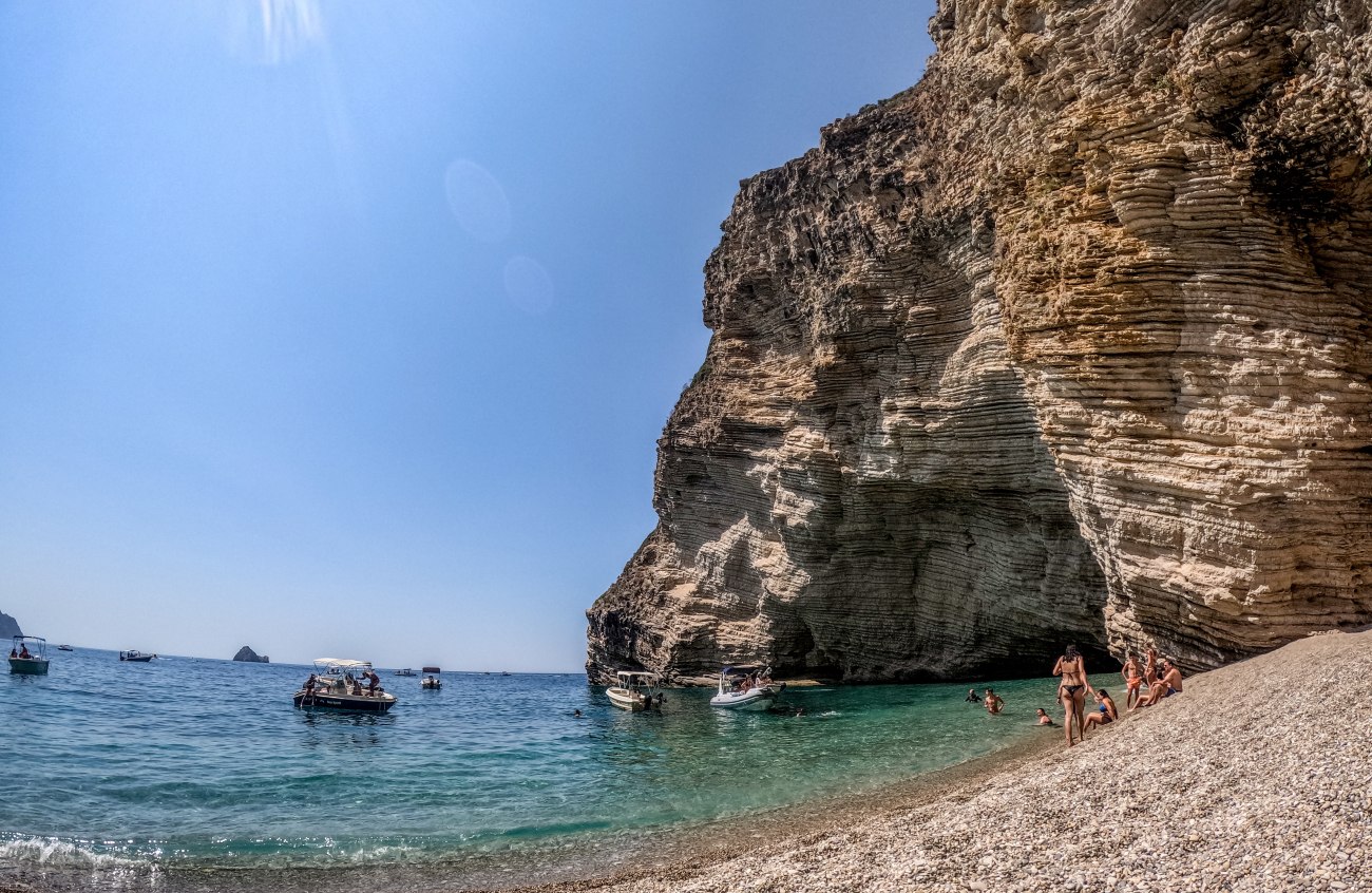Κόντρα Σκέρτσου – Τσουκαλά για τις διακοπές: Η κυβέρνηση Μητσοτάκη έχει θέσει χαμηλά τον πήχη
