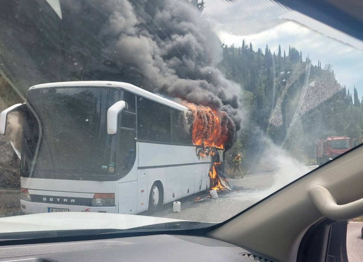 Φωτιά σε τουριστικό λεωφορείο στην Κέρκυρα: Οι επιβάτες διασώθηκαν