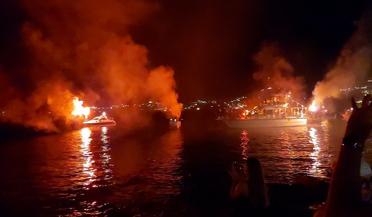 Εντυπωσιακή είσοδος πλοίου στο λιμάνι της Πάρου με καπνογόνα την παραμονή του Δεκαπενταύγουστου