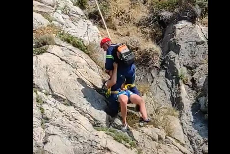 Κέρκυρα: Διάσωση τουρίστα που εγκλωβίστηκε σε απόκρημνο σημείο στην Παλαιοκαστρίτσα