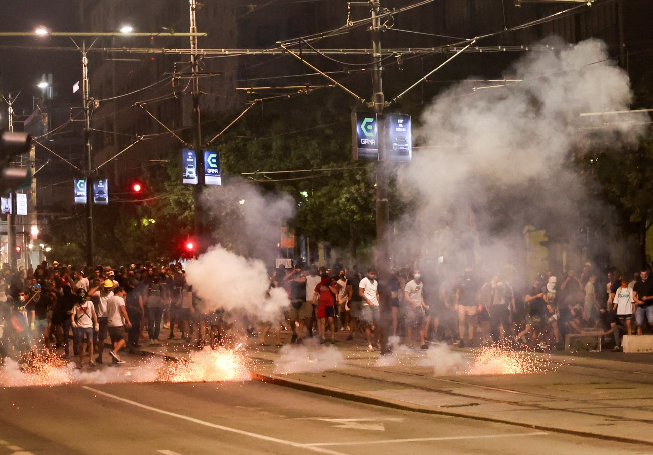 Σερβία: Η οργή συνεχίζεται – Διαδηλώσεις και συγκρούσεις με την αστυνομία για πέμπτη συνεχόμενη νύχτα