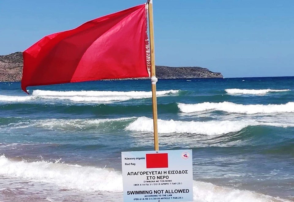 Χανιά: Ναυαγοσώστης εκτός υπηρεσίας διέσωσε πέντε άτομα από πνιγμό