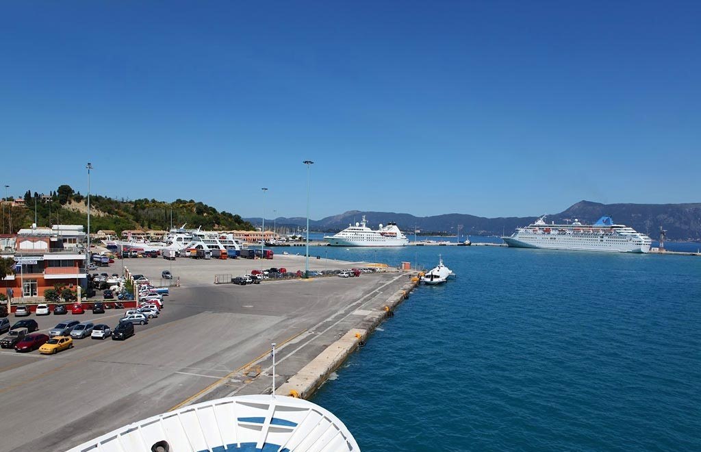 Κέρκυρα: Ανυψωτικό μηχάνημα έπεσε στο λιμάνι και προκάλεσε ζημιά σε κρουαζιερόπλοιο