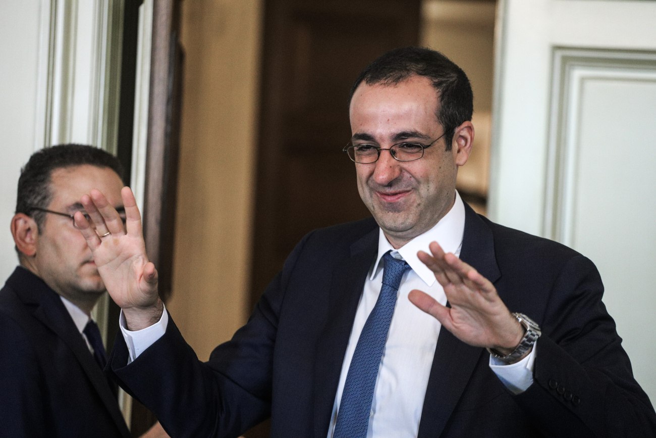 ΣΥΡΙΖΑ: Ο Μητσοτάκης εξετάζει την επιστροφή του Δημητριάδη, ένδειξη φόβου και αδυναμίας