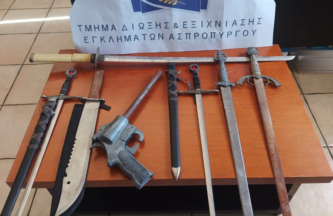 Ανακαλύφθηκαν όπλα σε κατοικία 25χρονης στον Ασπρόπυργο