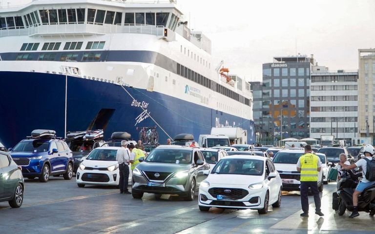 Σταδιακή επιστροφή των αδειούχων του Αυγούστου – Οι πληρότητες στα πλοία αγγίζουν το 100% σε Πειραιά, Ραφήνα και Λαύριο