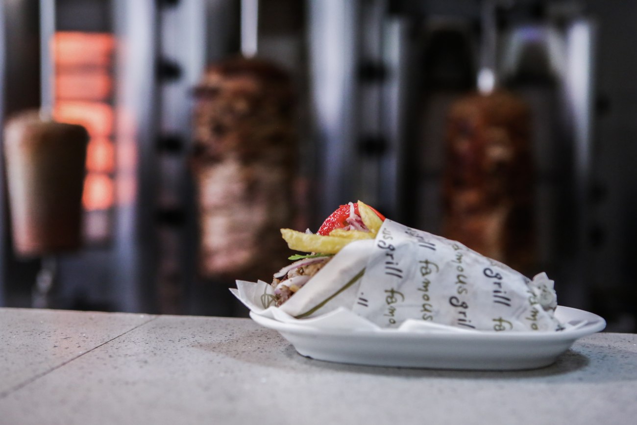 Αυξήσεις τιμών στο σουβλάκι: Το αγαπημένο street food των Ελλήνων γίνεται πιο ακριβό